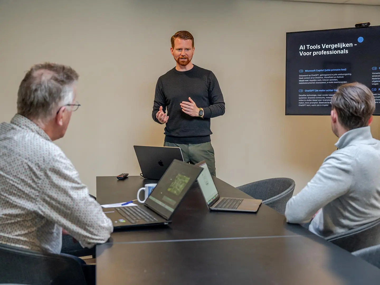 Peter presenteert aan een groep deelnemers tijdens een werksessie