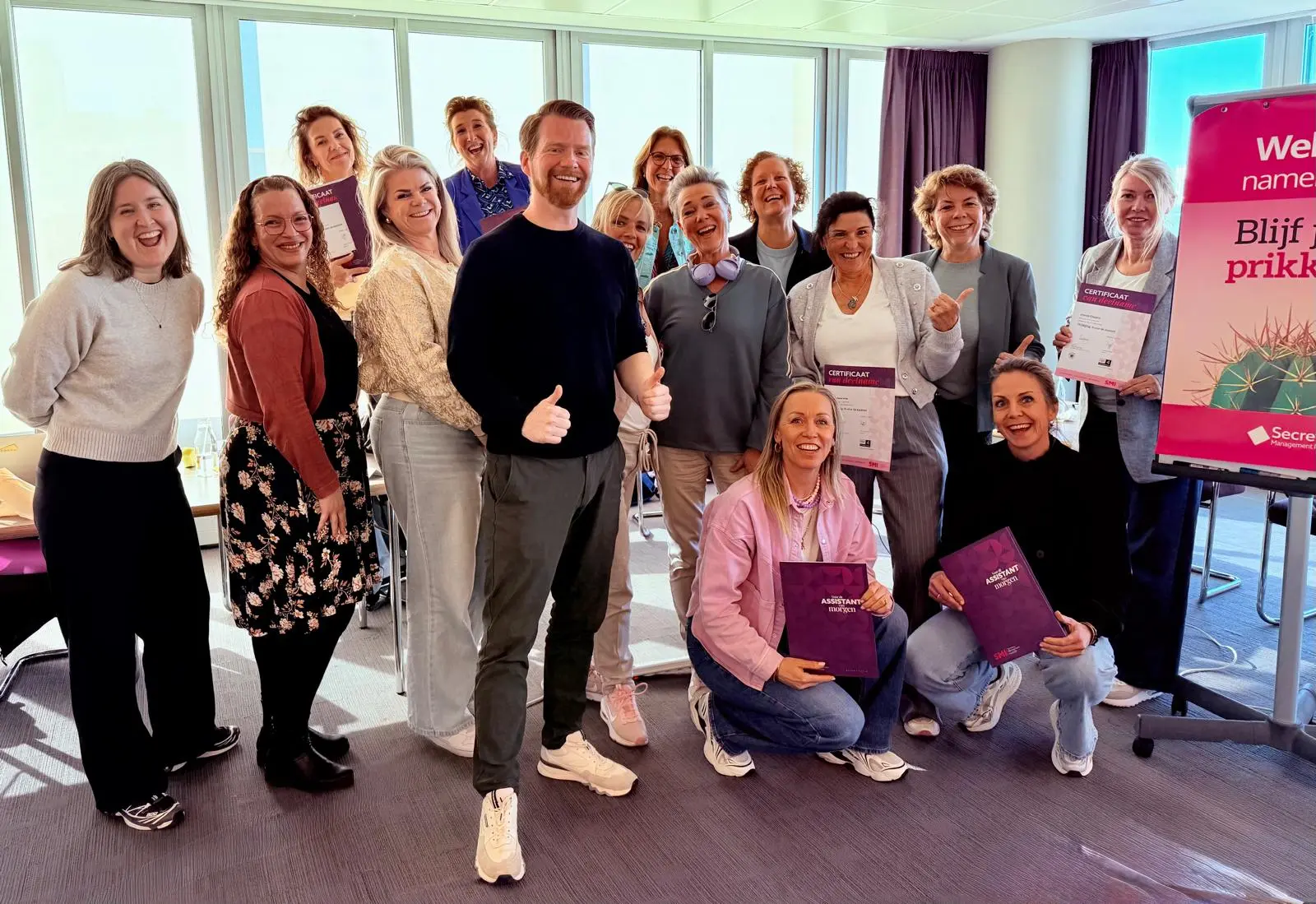 Deelnemers van een Blinkers.ai-workshop tonen hun behaalde certificaten